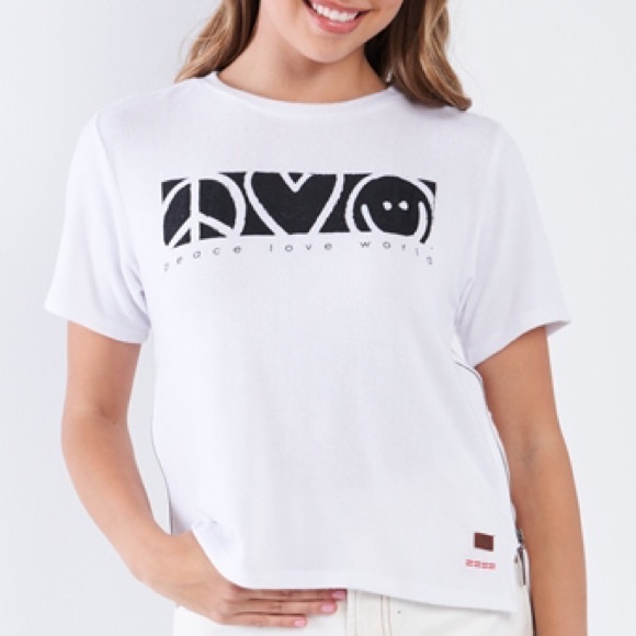 Tops - WHITE SHORT SLEEVE "Peace Love World" GRAPHIC TOP